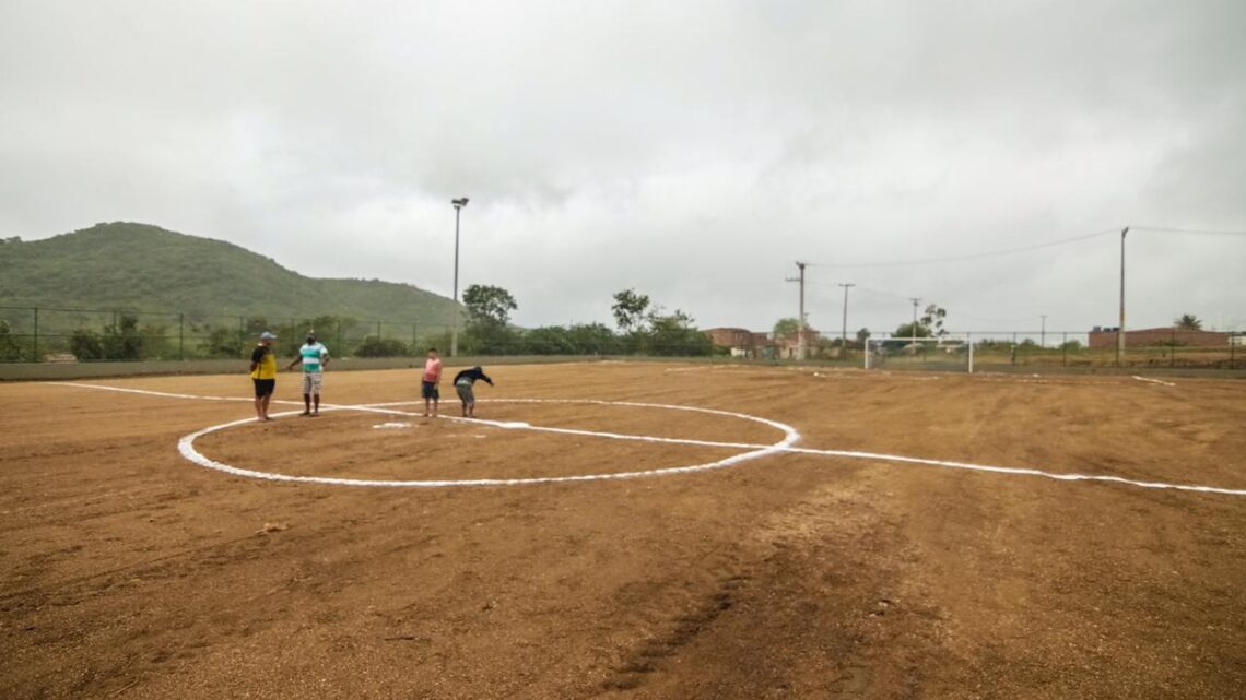 Inaugurado campo de futebol no bairro São João da Escócia em Caruaru nesta quinta-feira (13)
