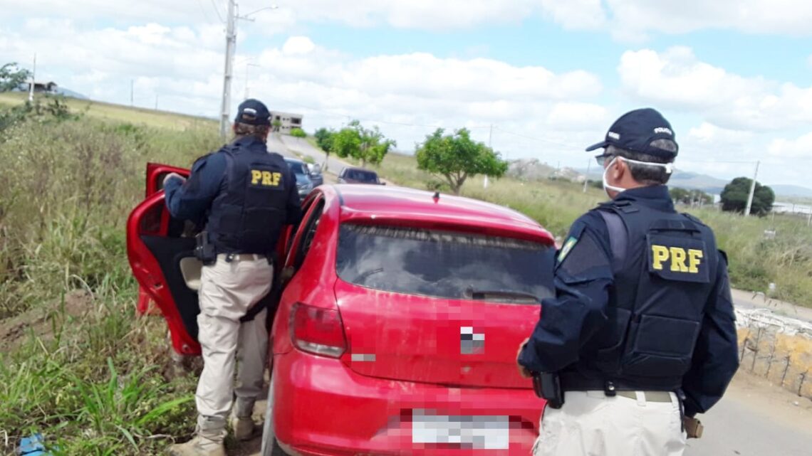 Suspeitos de homicídio são apreendidos com arma e carro roubado em Toritama Suspeitos de homicídio são apreendidos com arma e carro roubado em Toritama