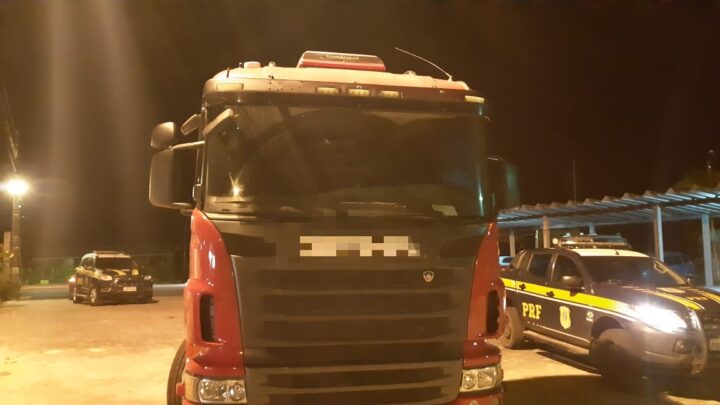 Três homens são detidos com caminhão furtado na BR 232 em Gravatá