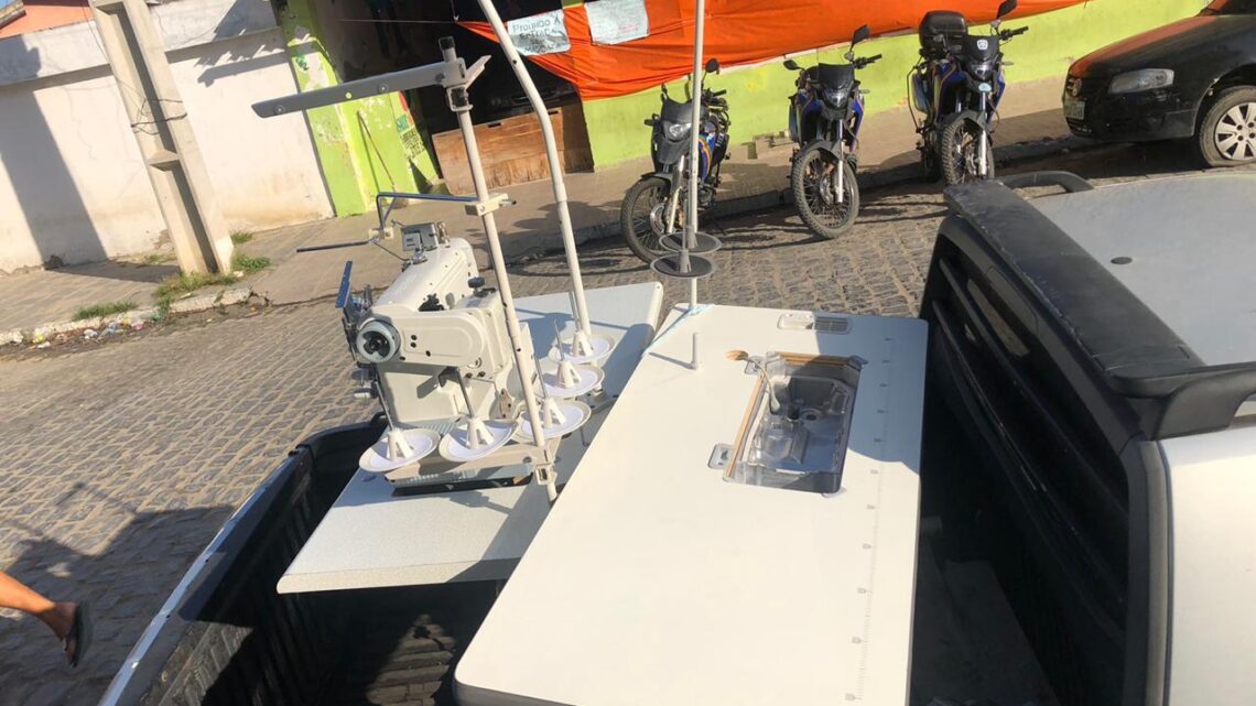 Polícia recupera máquinas de costura roubadas e prende cinco pessoas em Santa Cruz do Capibaribe Polícia recupera máquinas de costura roubadas e prende cinco pessoas em Santa Cruz do Capibaribe