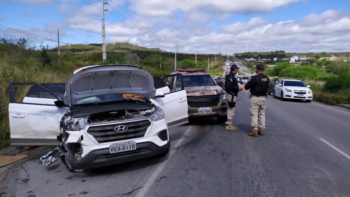 Três mortos após perseguição policial e troca de tiros com o BEPI na BR 232 Três mortos após perseguição policial e troca de tiros com o BEPI na BR 232
