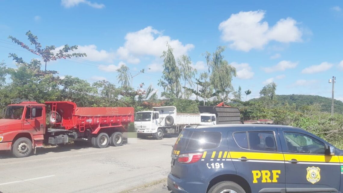 Fiscalização recolhe 21 veículos de carga irregulares na BR 232 Fiscalização recolhe 21 veículos de carga irregulares na BR 232