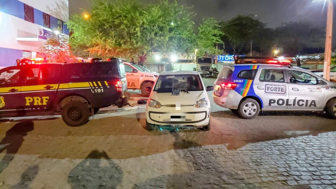 Motorista foge de abordagem colide em barranco é detido com arma e bloqueador de sinal de caminhão Motorista foge de abordagem colide em barranco é detido com arma e bloqueador de sinal de caminhão