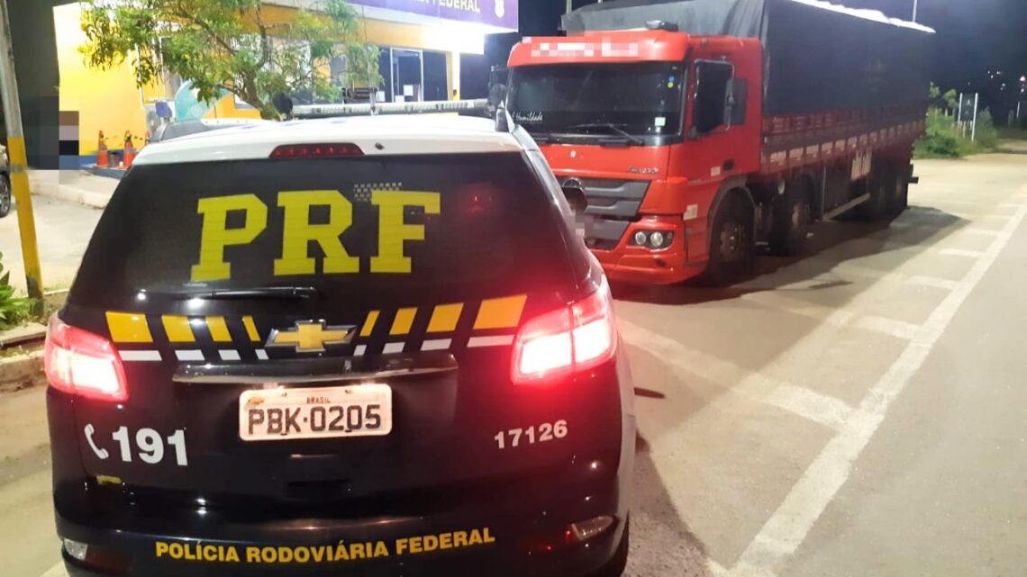Caminhão com 37 toneladas de milho sem nota fiscal é retido na BR 423 em Pernambuco Caminhão com 37 toneladas de milho sem nota fiscal é retido na BR 423 em Pernambuco