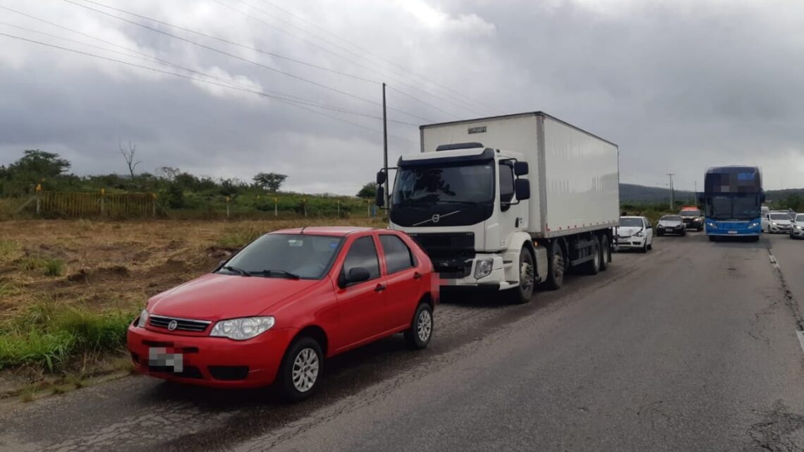 Engavetamento envolvendo dois carros e um caminhão na BR 232 em Caruaru