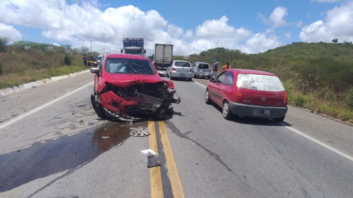 Acidente envolvendo quatro veículos na BR 232 com uma vítima grave