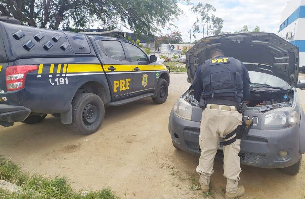 Primos são detidos em Caruaru com carro roubado em Salvador há mais de 7 anos