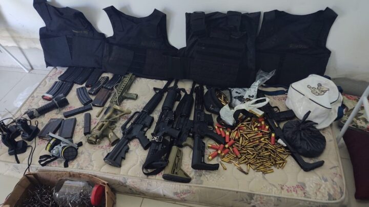 Polícia apreende em Gravatá arsenal que seria usado por grupo criminoso em ataque ao sistema prisional