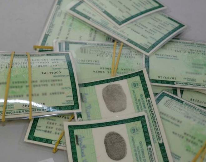 Confecção de 1ª e 2ª via e entrega das identidades ocorrem na Escola Técnica de Caruaru Confecção de 1ª e 2ª via e entrega das identidades ocorrem na Escola Técnica de Caruaru