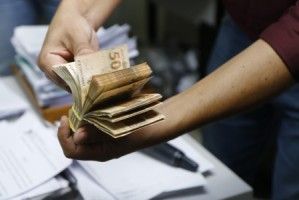 Bolsonaro anuncia Auxílio Emergencial de R$ 300 por mais 4 meses