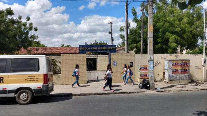 Professores da rede estadual de Pernambuco decretam greve contra retorno das aulas presenciais
