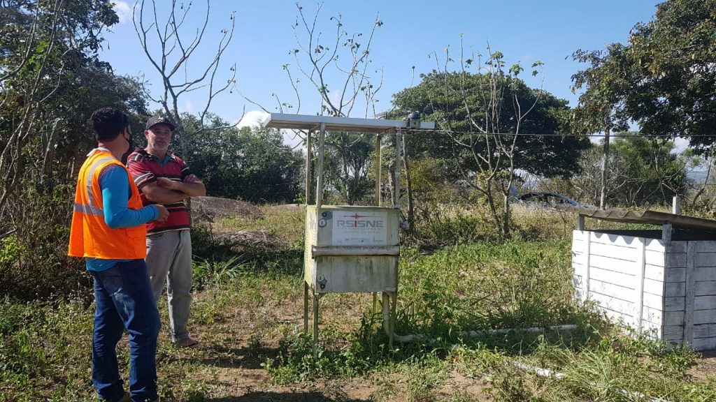 Sismólogos fazem manutenção em estação sismográfica instalada em Caruaru Sismólogos fazem manutenção em estação sismográfica instalada em Caruaru