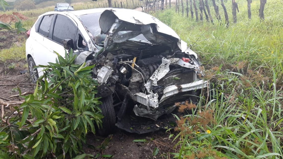 Motorista morre após veículo colidir em árvore e capotar na BR 104 em Panelas-PE Motorista morre após veículo colidir em árvore e capotar na BR 104 em Panelas-PE