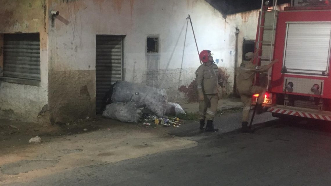 Bombeiros apagam incêndio que atingiu residência em Caruaru nesta segunda-feira (7) Bombeiros apagam incêndio que atingiu residência em Caruaru nesta segunda-feira (7)
