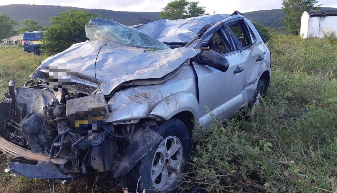 Motorista morre após carro colidir em cerca e capotar na BR 232 em Caruaru Motorista morre após carro colidir em cerca e capotar na BR 232 em Caruaru