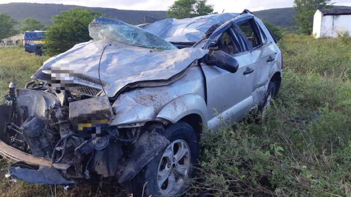 Motorista morre após carro colidir em cerca e capotar na BR 232 em Caruaru