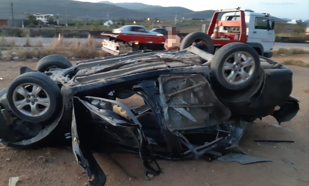 Carro colide na traseira de carreta e deixa dois mortos na BR 232 em Bezerros-PE