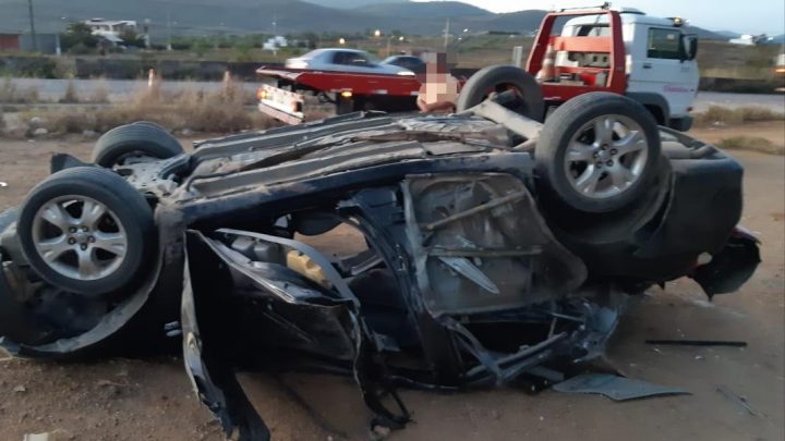 Carro colide na traseira de carreta e deixa dois mortos na BR 232 em Bezerros-PE