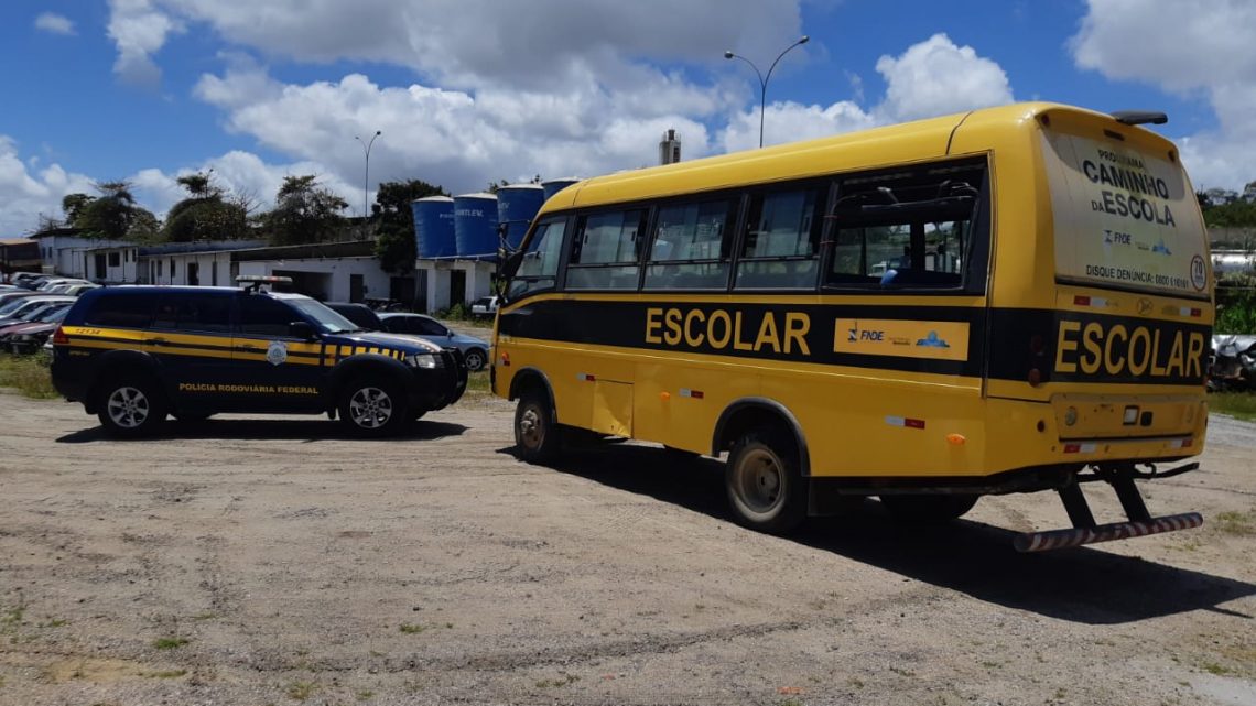 Ônibus escolar é apreendido por transporte irregular de passageiros na BR 423 em Pernambuco