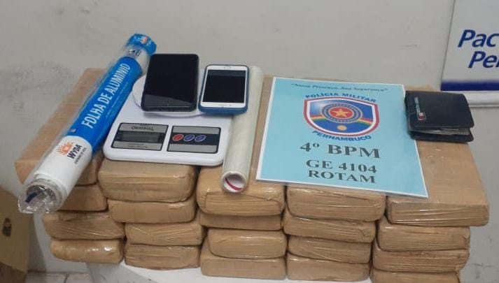 Casal é capturado em Bezerros transportando 26kg de maconha
