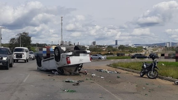 Caminhonete capota na BR 104 em Caruaru e deixa duas pessoas feridas