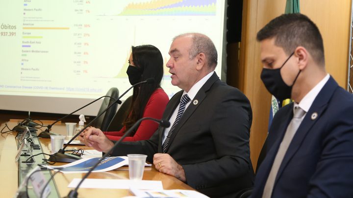 Brasil apresenta redução de 30% nos casos de Covid-19, segundo Ministério da Saúde
