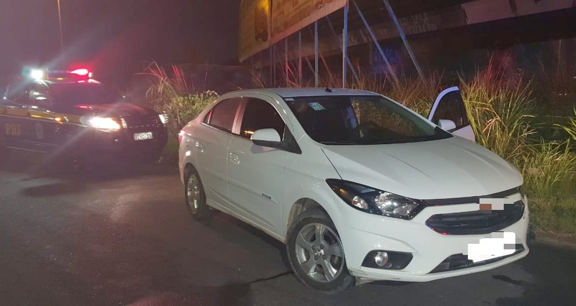 Carro roubado é recuperado após se acidentar no Curado