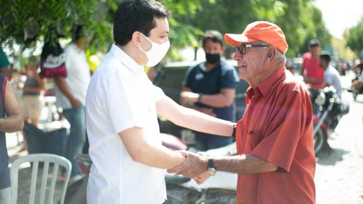 Raffiê visita moradores da Vila Juá