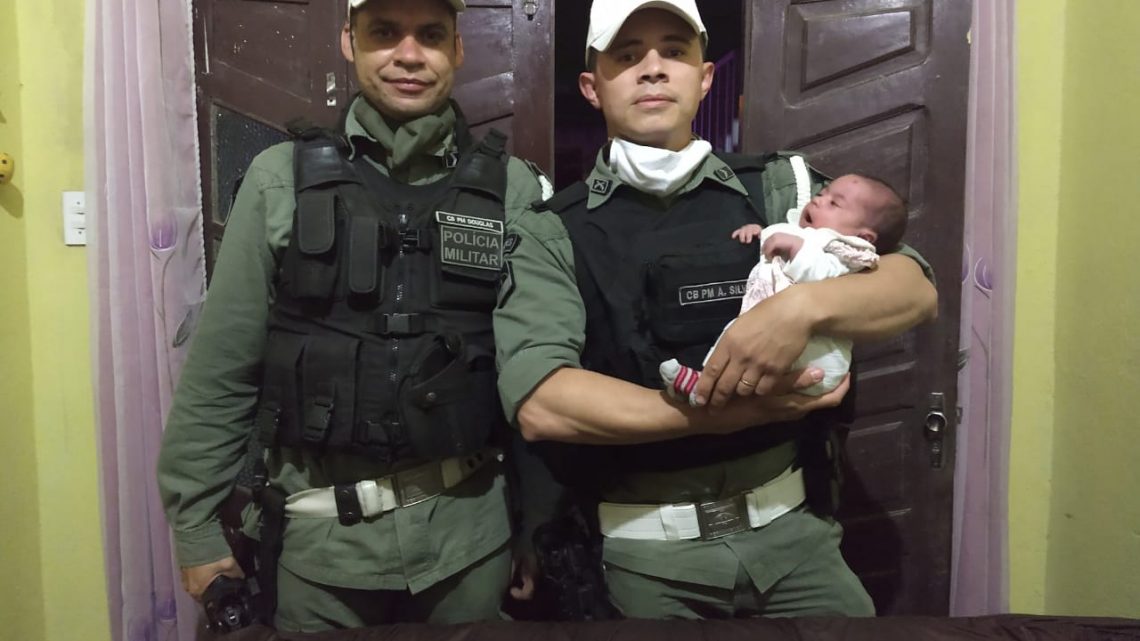 PMs ajudam a salvar recém-nascida sufocada em Garanhuns PMs ajudam a salvar recém-nascida sufocada em Garanhuns