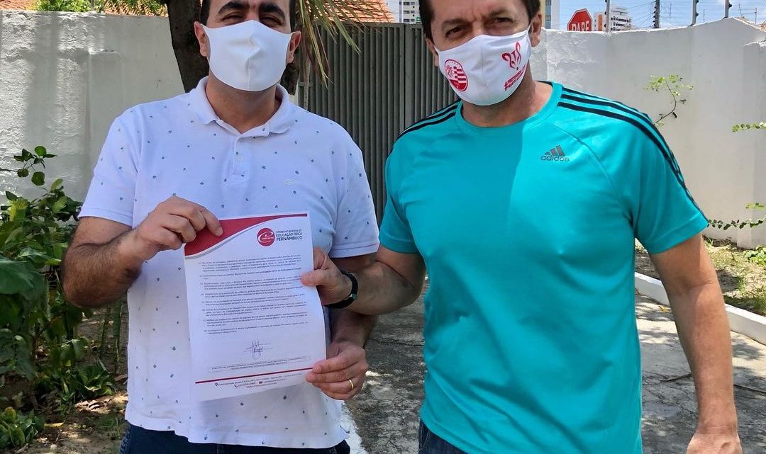 Marcelo Gomes assina compromisso com profissionais de Educação Física Marcelo Gomes assina compromisso com profissionais de Educação Física