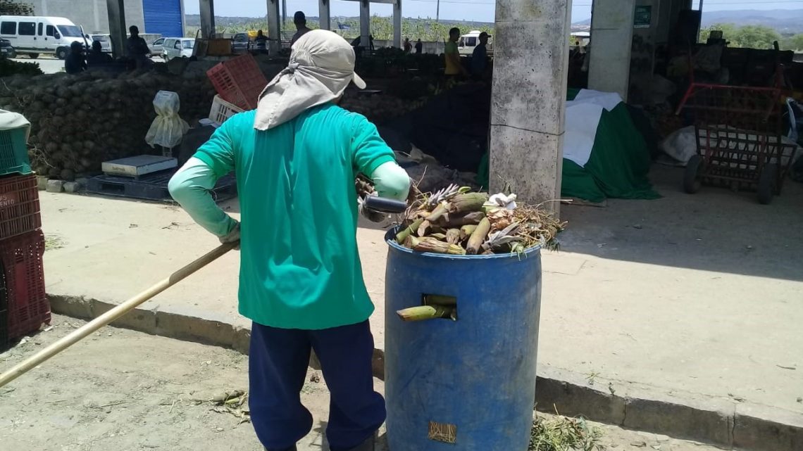 Reeducandos do regime aberto ajudam na limpeza da área externa da Central de Abastecimento de Caruaru