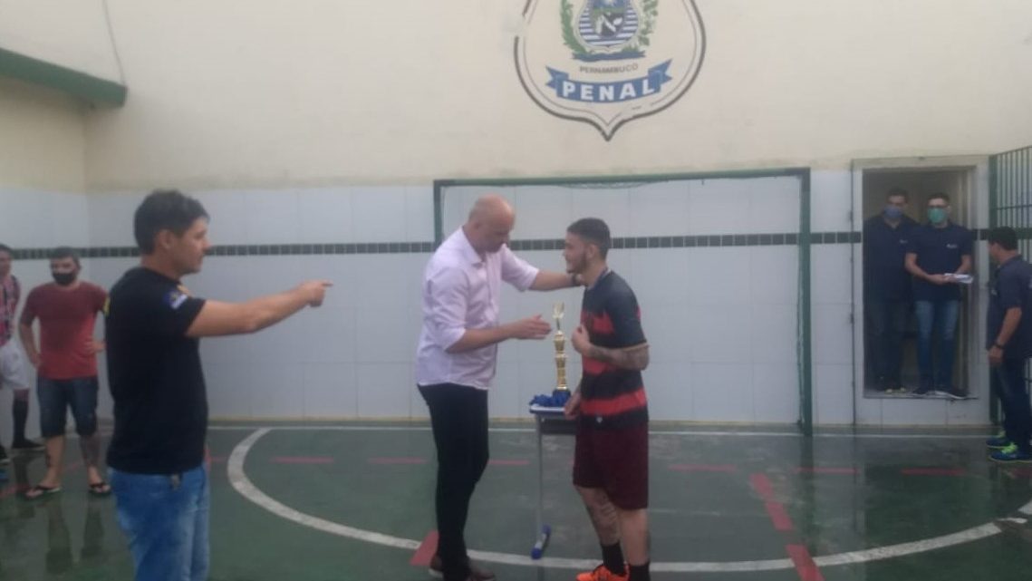 Detentos da Penitenciária de Caruaru recebem premiação em torneio de futsal
