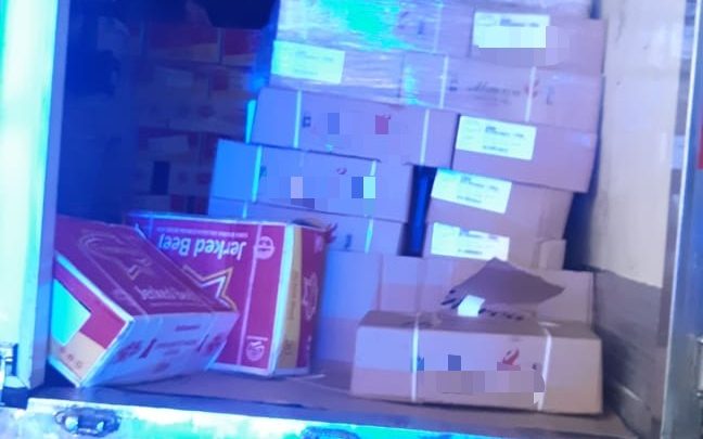 Carga de carne roubada é recuperada em Pernambuco; Populares saqueiam parte da mercadoria