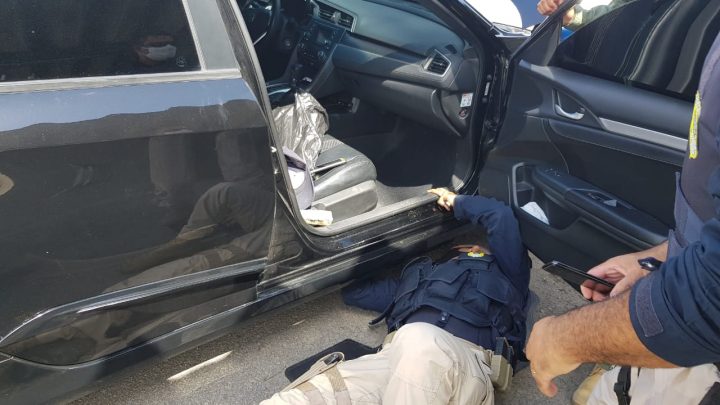 Grupo é detido com carro de luxo que foi roubado em 2018 e réplica de pistola