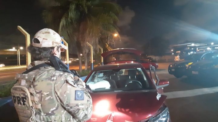 Homens pulam de carro roubado em movimento durante fuga