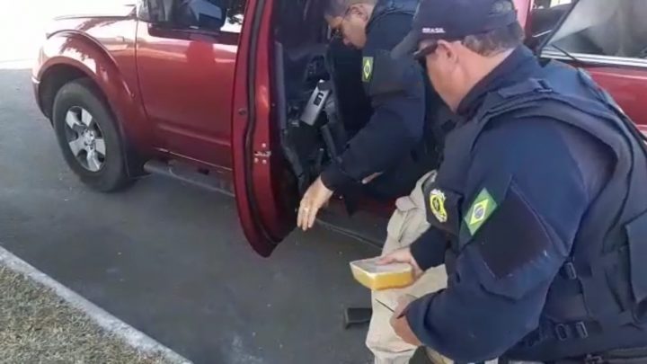 PRF apreende 10 Kg de crack e 2 Kg cocaína em caminhonete na BR 232 com apoio de cães farejadores