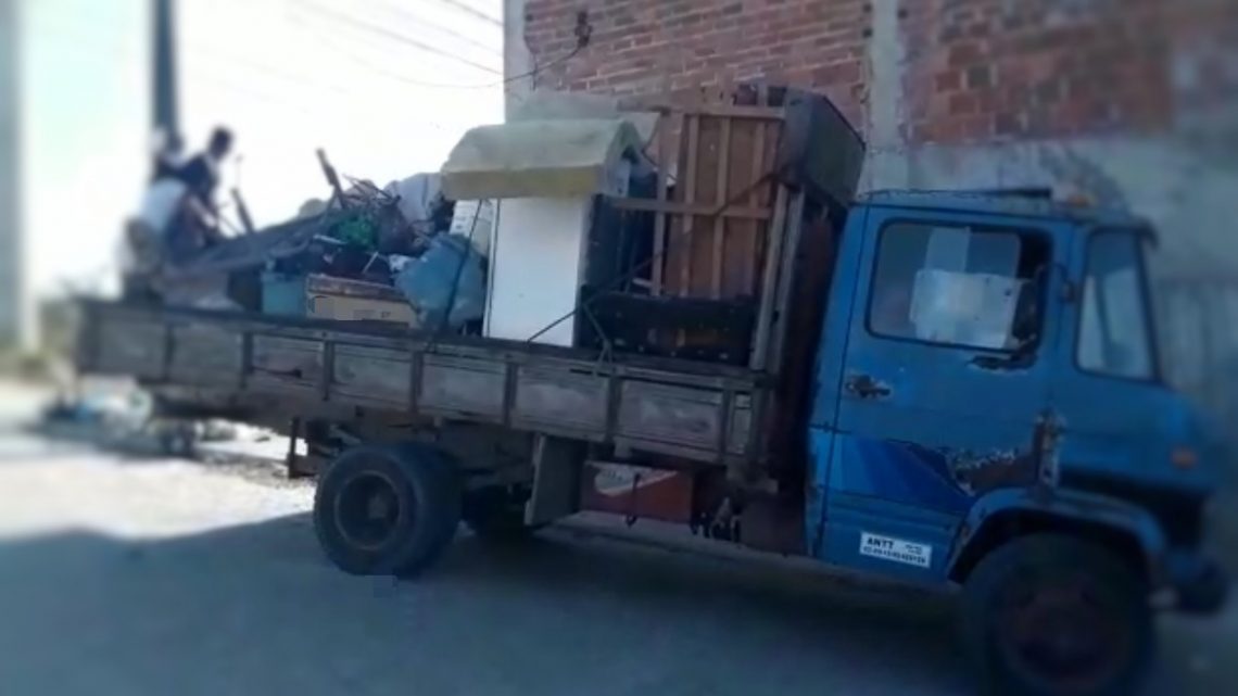 Caminhão de mudança é flagrado pela PRF com adolescentes e cachorro na carroceria em Caruaru