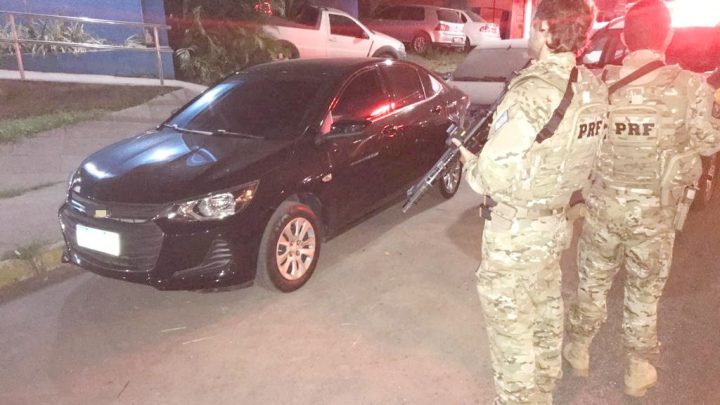 Carro roubado e sem seguro é recuperado em Pernambuco