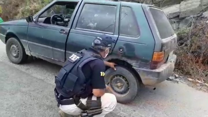 Carro com 51 multas é recolhido pela PRF em Caruaru