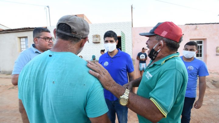 Lessa realiza porta a porta na Vila Rafael no 2° Distrito de Caruaru