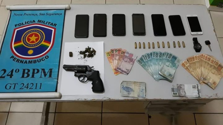 PM prende dupla, apreende arma e recupera veículo roubado em Toritama