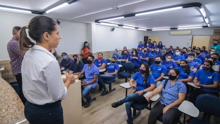 Raquel Lyra diáloga com funcionários de fábricas no Distrito Industrial de Caruaru