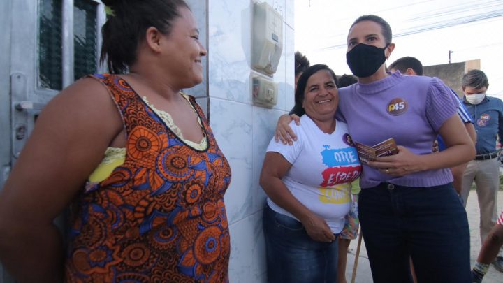 Raquel Lyra visita moradores da Vila do Aeroporto em Caruaru