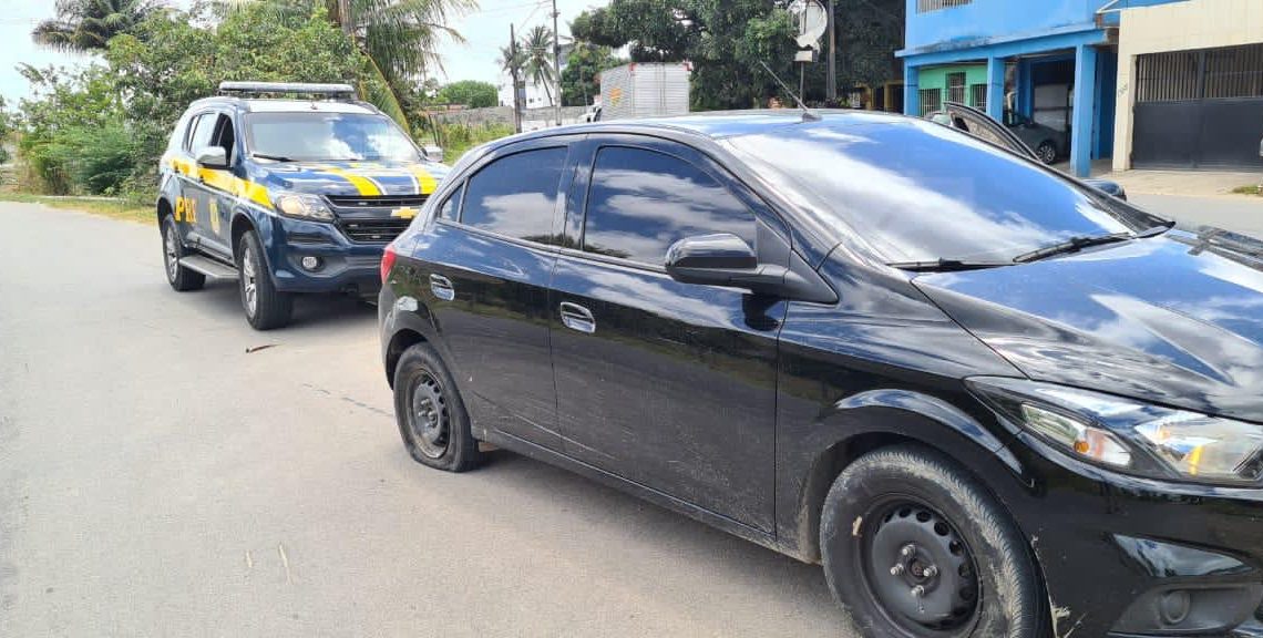Carro roubado ontem foi recuperado pela PRF, após desobedecer ordem de parada e tentar atropelar os policiais na BR 232