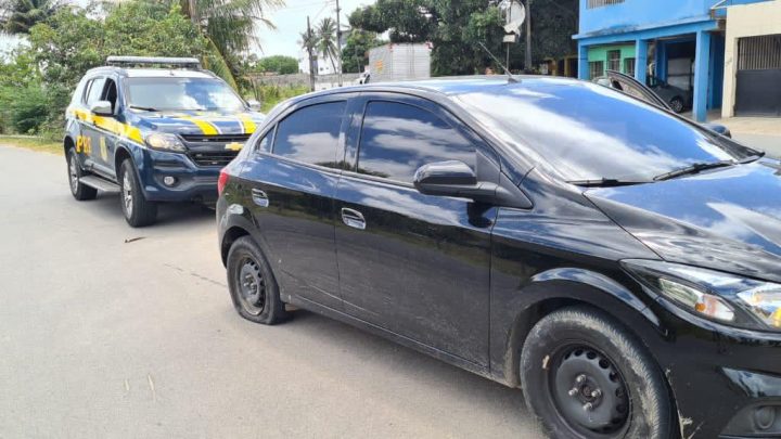 Carro roubado ontem foi recuperado pela PRF, após desobedecer ordem de parada e tentar atropelar os policiais na BR 232