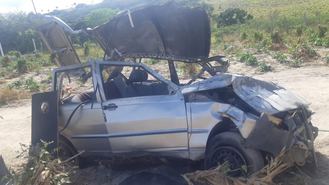 Motorista morre e cinco passageiros ficam feridos, após acidente em Pernambuco