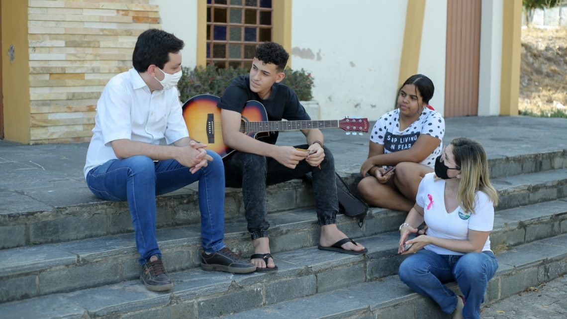Raffiê apresenta o programa Primeiro Emprego em Caruaru