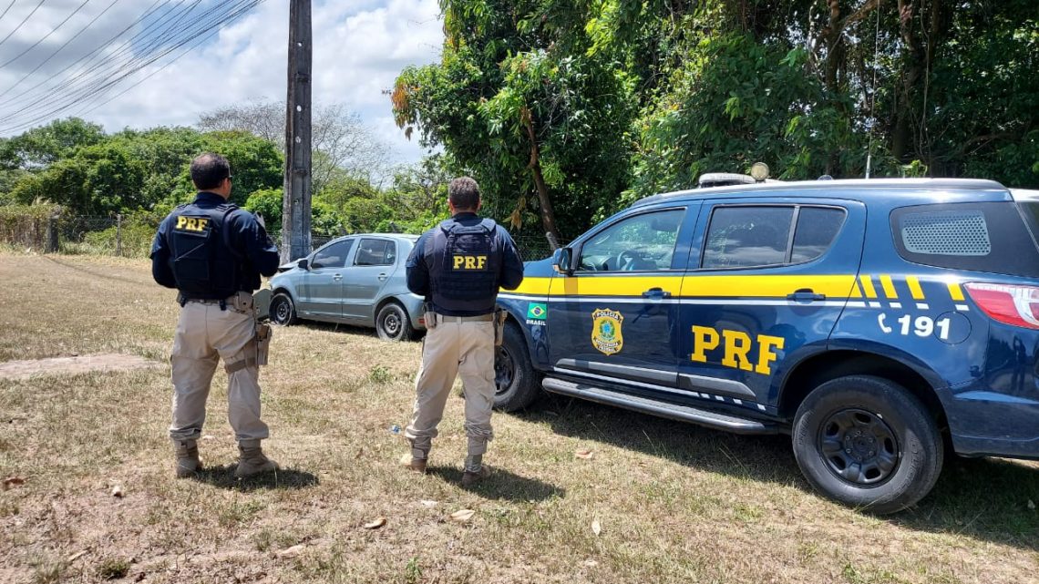 Motorista é detido com carro roubado após atirar em policiais na BR 232 Motorista é detido com carro roubado após atirar em policiais na BR 232