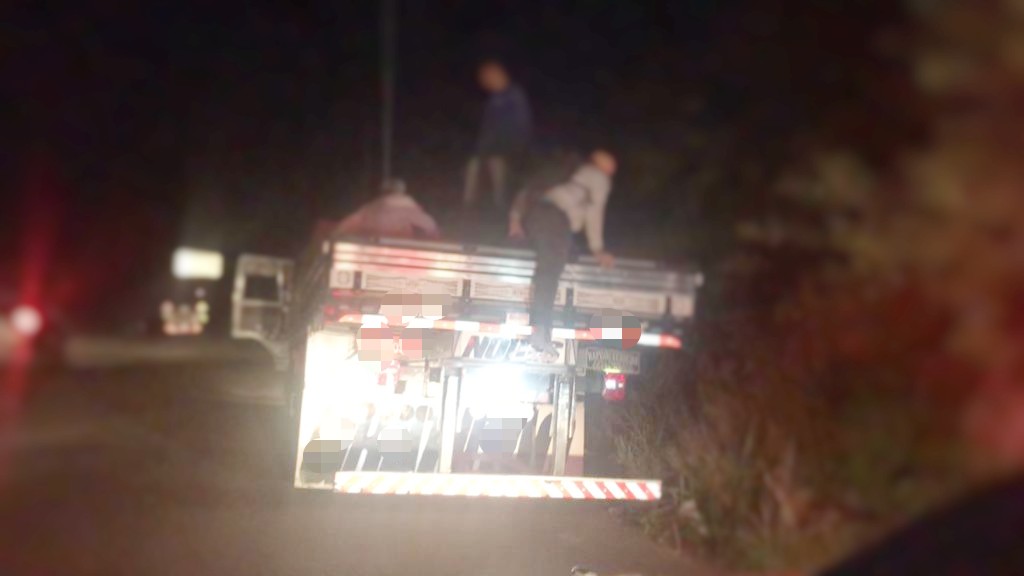 Agricultores flagrados na carroceria de caminhão em Caruaru; Motorista autuado por diversas irregularidades no veículo