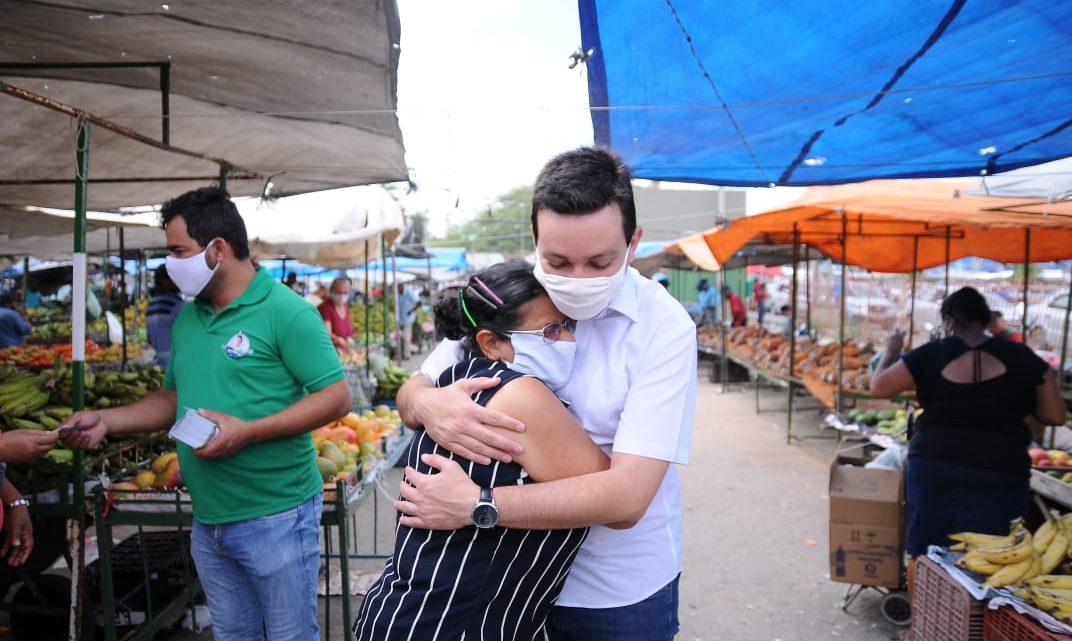 Raffiê visita Feira Livre em Caruaru